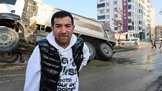 Elazığ'da ilginç kaza: Yol çöktü kamyon çukura düştü
