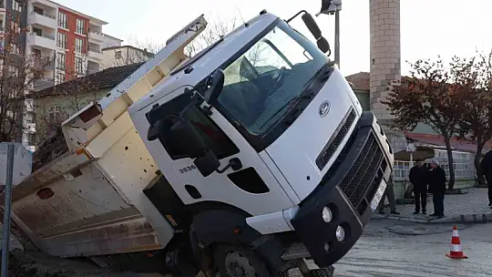Elazığ'da ilginç kaza: Yol çöktü kamyon çukura düştü