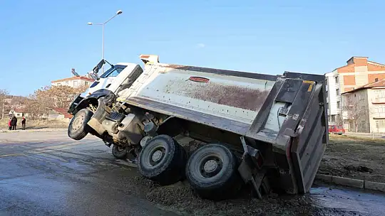 Elazığ'da ilginç kaza: Yol çöktü kamyon çukura düştü