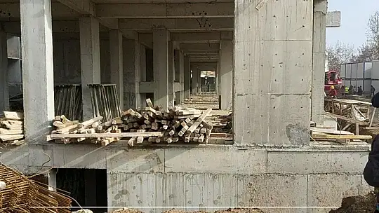 Elazığ'da inşaatın 3'üncü katından düşen genç yaralandı