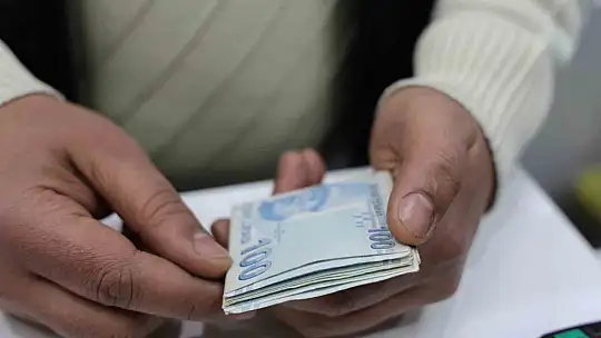 İnsanlık ölmemiş dedirten olay: Bulduğu paranın sahibini arıyor