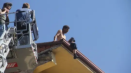 Elazığ'da intihara kalkışan şahsı, polis 3 saatte ikna ederek indirdi