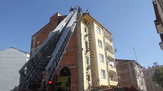 Elazığ'da intihara kalkışan şahsı, polis 3 saatte ikna ederek indirdi