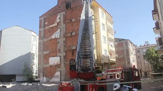 Elazığ'da intihara kalkışan şahsı, polis 3 saatte ikna ederek indirdi