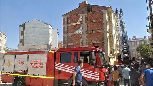 Elazığ'da intihara kalkışan şahsı, polis 3 saatte ikna ederek indirdi