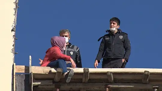 Elazığ'da intihara teşebbüs eden kadını çocukları gözyaşları içerisinde izledi