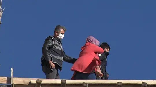 Elazığ'da intihara teşebbüs eden kadını çocukları gözyaşları içerisinde izledi