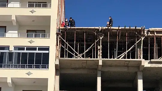 Elazığ'da intihara teşebbüs eden kadını çocukları gözyaşları içerisinde izledi