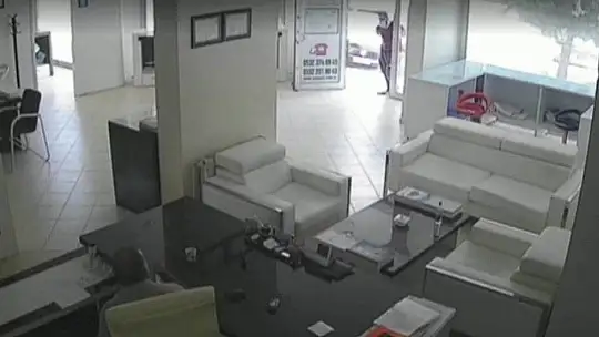 Elazığ'da iş yerinin kurşunlama anı güvenlik kamerasında