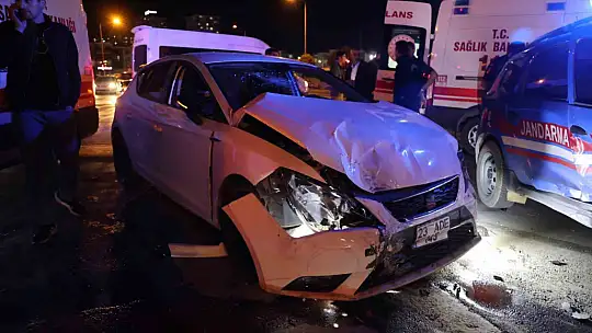 Elazığ'da jandarma aracı ile otomobil çarpıştı: 3 yaralı