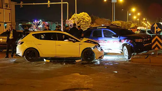 Elazığ'da jandarma aracı ile otomobil çarpıştı: 3 yaralı