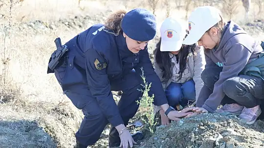 Elazığ'da jandarma ekipleri öğrencilerle fidan dikti