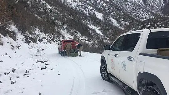 Yaban hayatı için doğaya yem bıraktı