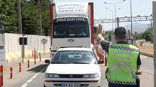Elazığ'da jandarmadan bayramda şeker ve kolonyalı uygulama