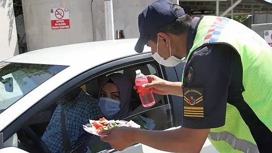 Elazığ'da jandarmadan bayramda şeker ve kolonyalı uygulama