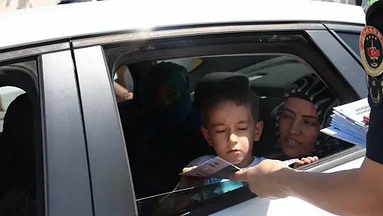 Elazığ'da jandarmadan bayramda şeker ve kolonyalı uygulama
