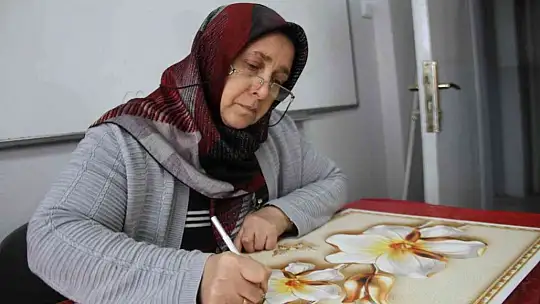 Elazığ'da kadınlar, Halk Eğitim Merkezi'ndeki kurslarda hem sosyalleşiyor hem de öğreniyor