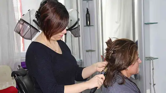 Elazığ'da kadınlar, Halk Eğitim Merkezi'ndeki kurslarda hem sosyalleşiyor hem de öğreniyor