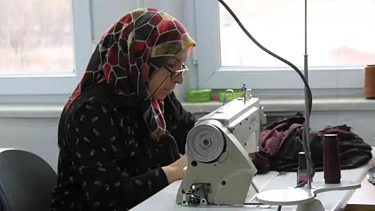 Elazığ'da kadınlar, Halk Eğitim Merkezi'ndeki kurslarda hem sosyalleşiyor hem de öğreniyor