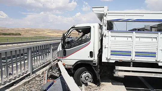 Elazığ'da kamyon bariyerlere çarptı: 1 ölü