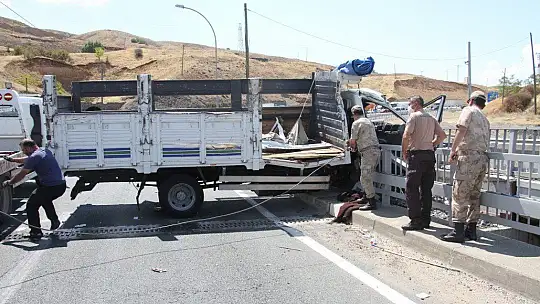 Elazığ'da kamyon bariyerlere çarptı: 1 ölü