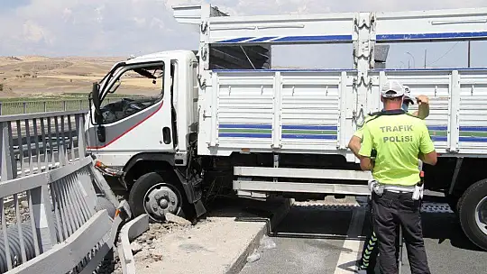 Elazığ'da kamyon bariyerlere çarptı: 1 ölü
