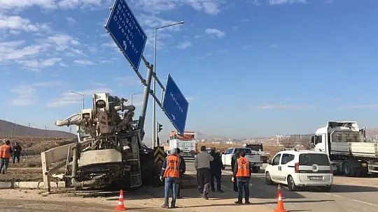 Elazığ'da kamyon, otomobile çarptı: 2'si ağır 4 yaralı