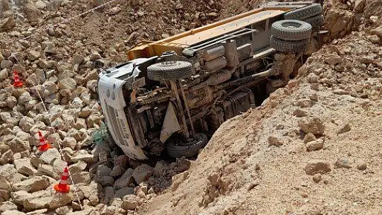 Elazığ'da kamyon şarampole devrildi: 1 ölü