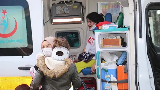 Elazığ'da kamyonet ile minibüs çarpıştı: 8 yaralı