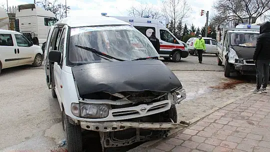 Elazığ'da kamyonet ile minibüs çarpıştı: 8 yaralı