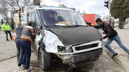 Elazığ'da kamyonet ile minibüs çarpıştı: 8 yaralı