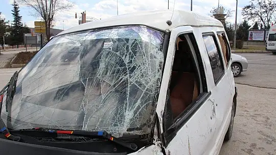 Elazığ'da kamyonet ile minibüs çarpıştı: 8 yaralı