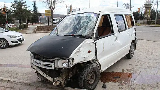 Elazığ'da kamyonet ile minibüs çarpıştı: 8 yaralı
