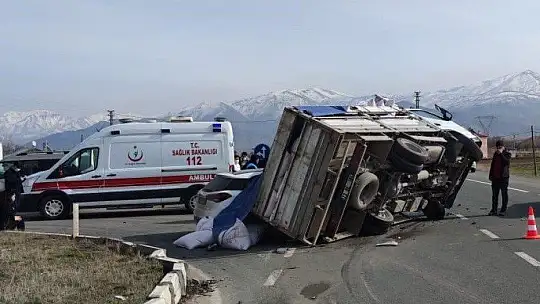 Elazığ'da kamyonet, otomobilin üzerine devrildi:2 yaralı