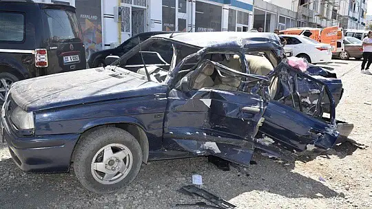 Elazığ'da kamyonete arkadan çarpan otomobil hurdaya döndü: 2 yaralı