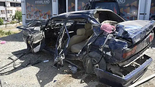 Elazığ'da kamyonete arkadan çarpan otomobil hurdaya döndü: 2 yaralı