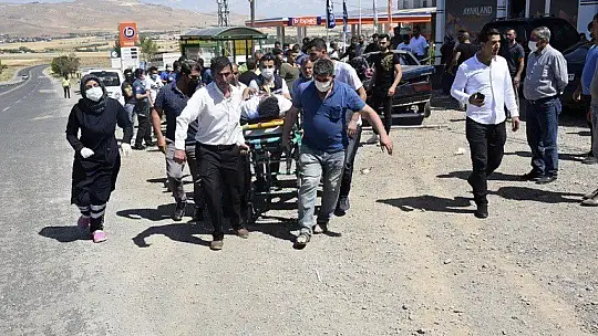 Elazığ'da kamyonete arkadan çarpan otomobil hurdaya döndü: 2 yaralı
