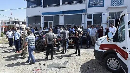 Elazığ'da kamyonete arkadan çarpan otomobil hurdaya döndü: 2 yaralı