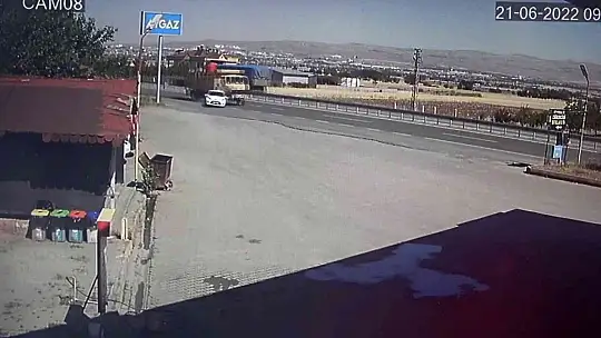 Elazığ'da kamyonun akaryakıt istasyonuna girme anı saniye saniye güvenlik kameralarına yansıdı