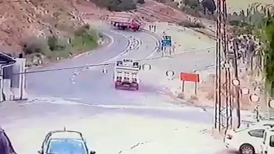 Elazığ'da kamyonun devrilme anı kameralara yansıdı