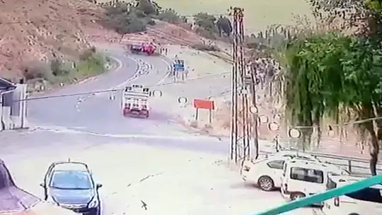 Elazığ'da kamyonun devrilme anı kameralara yansıdı