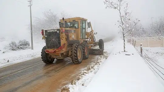 Elazığ'da kar 90 köy yolunu ulaşıma kapattı