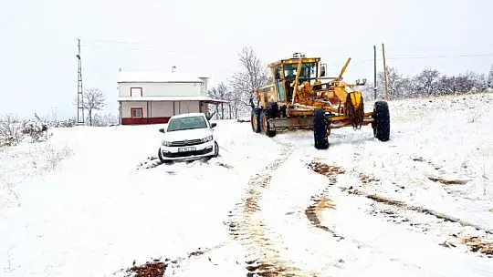 Elazığ'da kar 90 köy yolunu ulaşıma kapattı