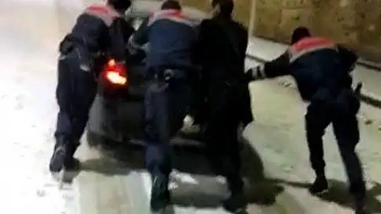 Yolda Kalanlara Jandarma Yetişti