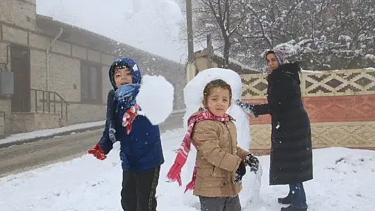 Elazığ'da kar ve sis altındaki tarihin eşsiz manzarası