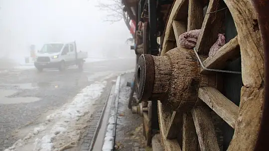 Elazığ'da kar ve sis altındaki tarihin eşsiz manzarası