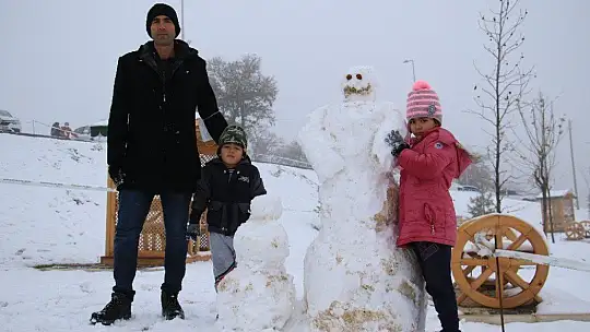 Elazığ'da kar ve sis altındaki tarihin eşsiz manzarası