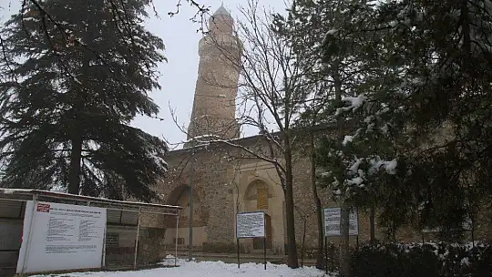Elazığ'da kar ve sis altındaki tarihin eşsiz manzarası