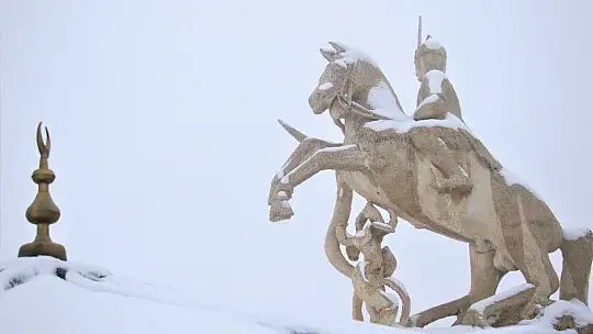 Elazığ'da kar ve sis altındaki tarihin eşsiz manzarası