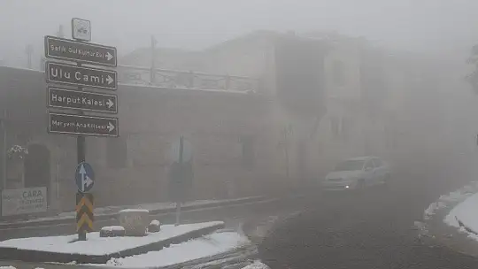 Elazığ'da kar ve sis altındaki tarihin eşsiz manzarası